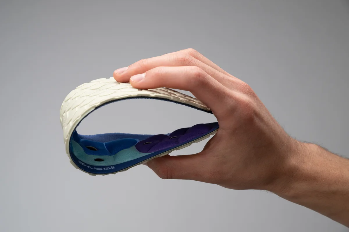 Akusoli insole flexing in a hand