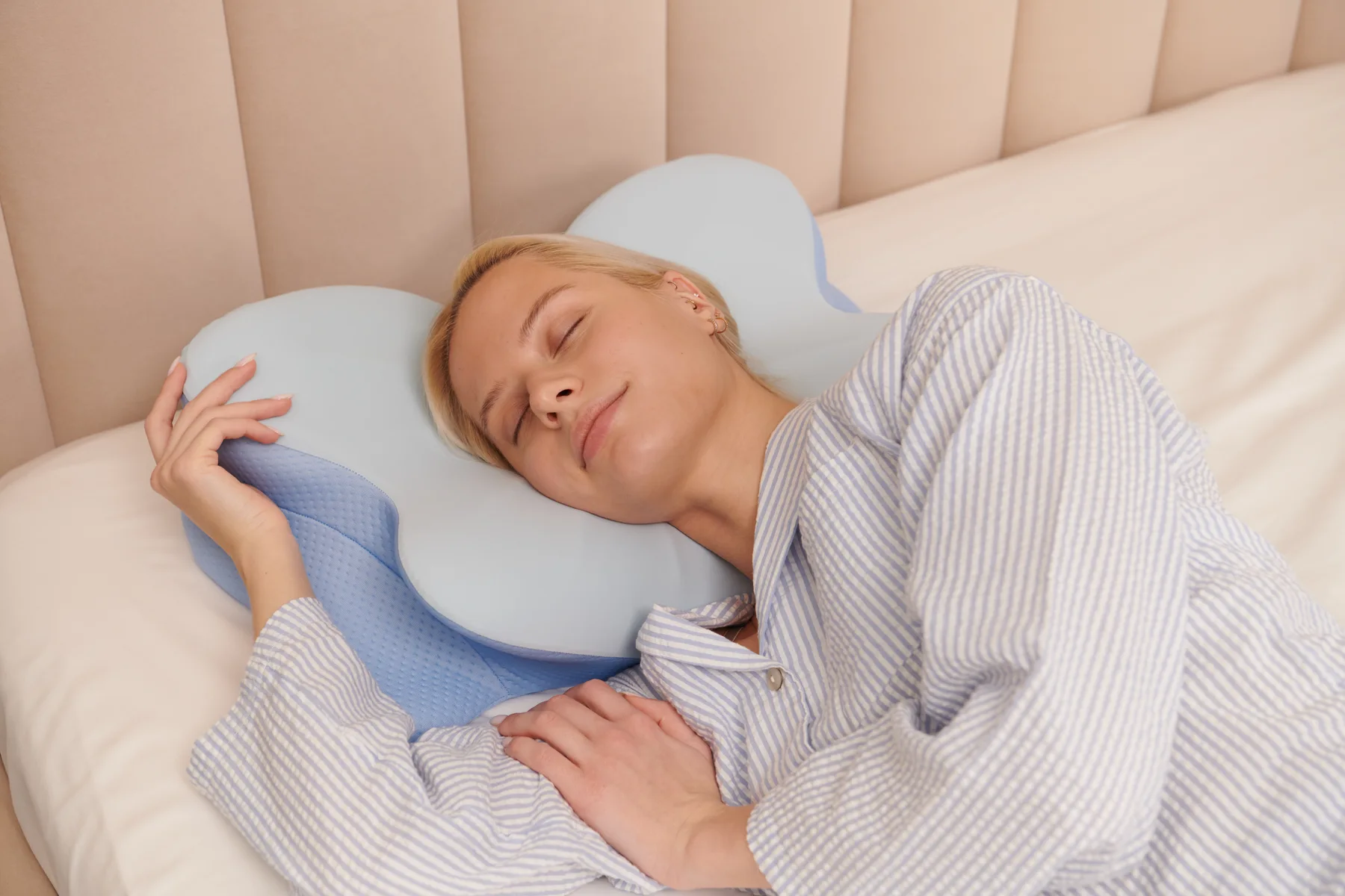 Derila Ergo pillow in a calm bedroom setting