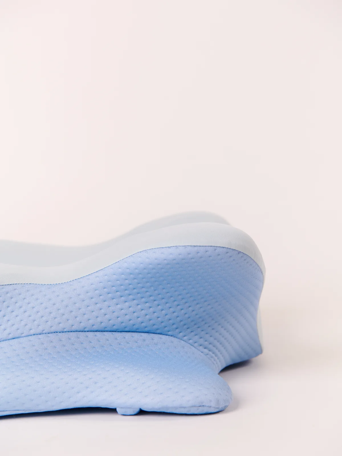 Profile view of the molded Derila Ergo pillow